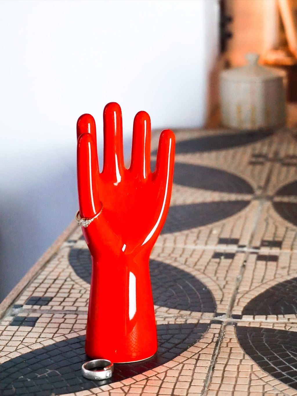 Roter Handschmuckhalter