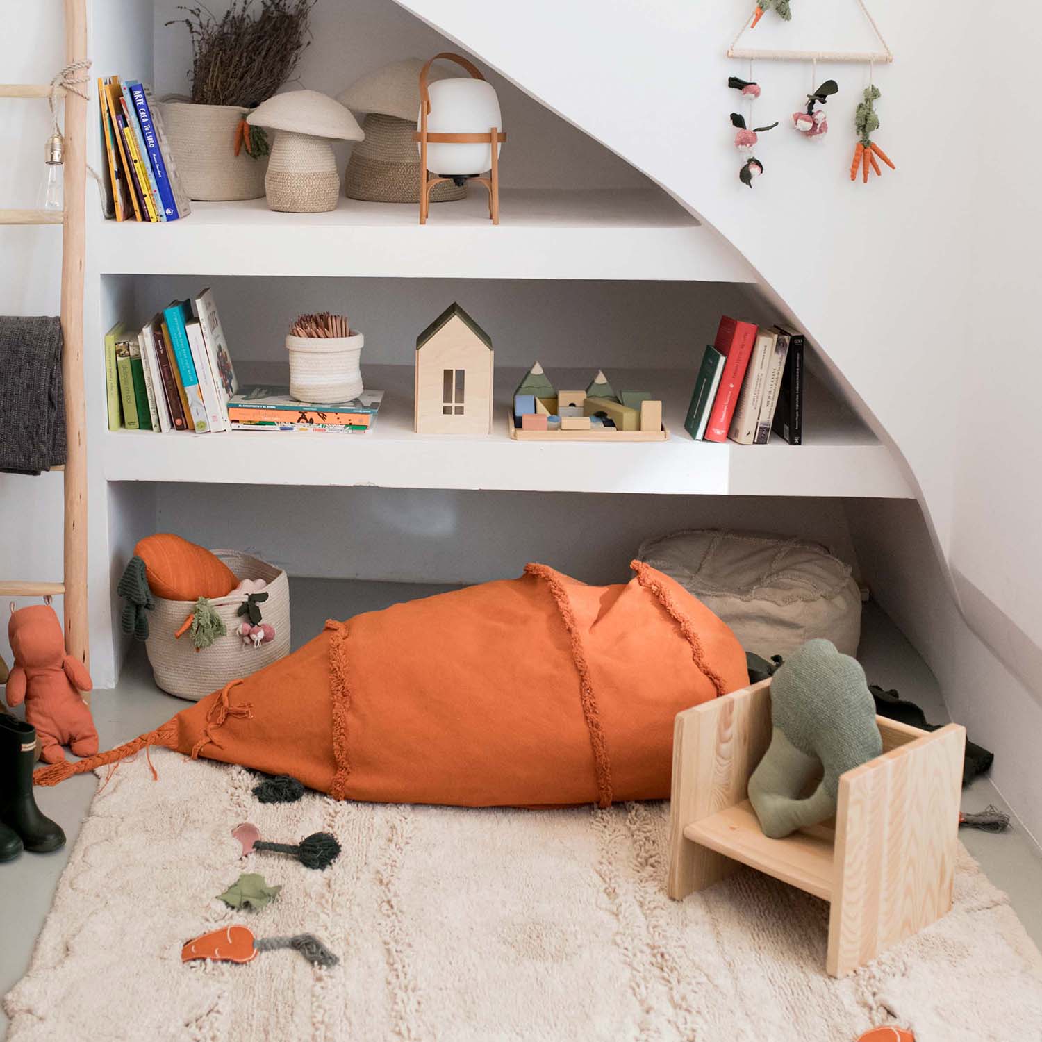 Pouf Cathy la Carotte – Oli&Carol x Lorena Canals – vue produit 4