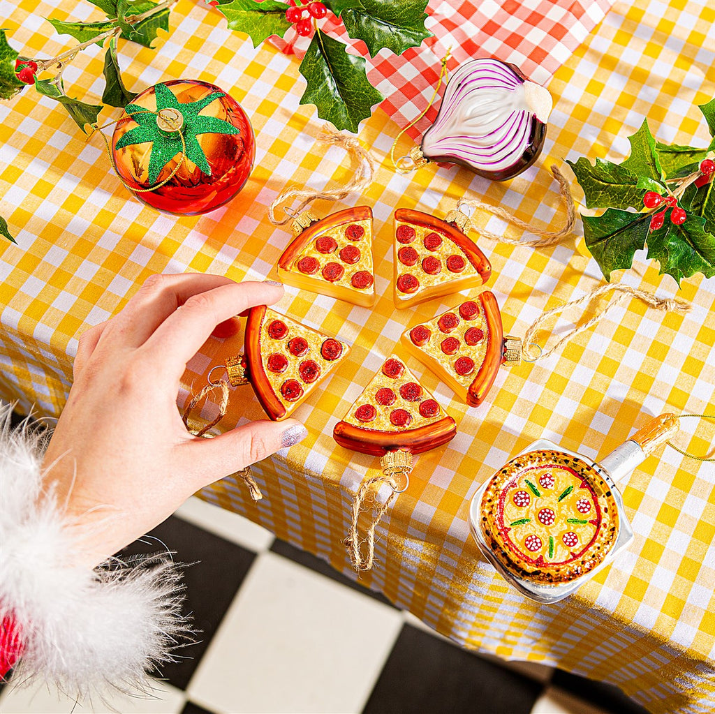 Weihnachtskugel mit roten Zwiebeln