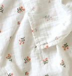 Lot de 2 langes en coton bio - Petites Fleurs – vue 4 – A Little Lovely Company