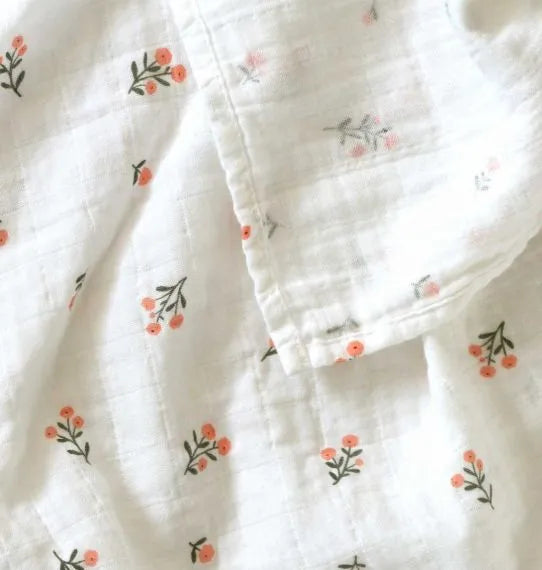 Lot de 2 langes en coton bio - Petites Fleurs – vue 4 – A Little Lovely Company