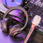 Pin's Micro et Casque Meta[l]morphose – vue 2