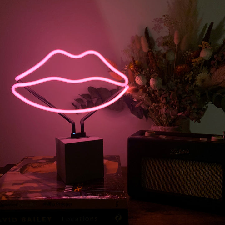 neon concrete base lips 