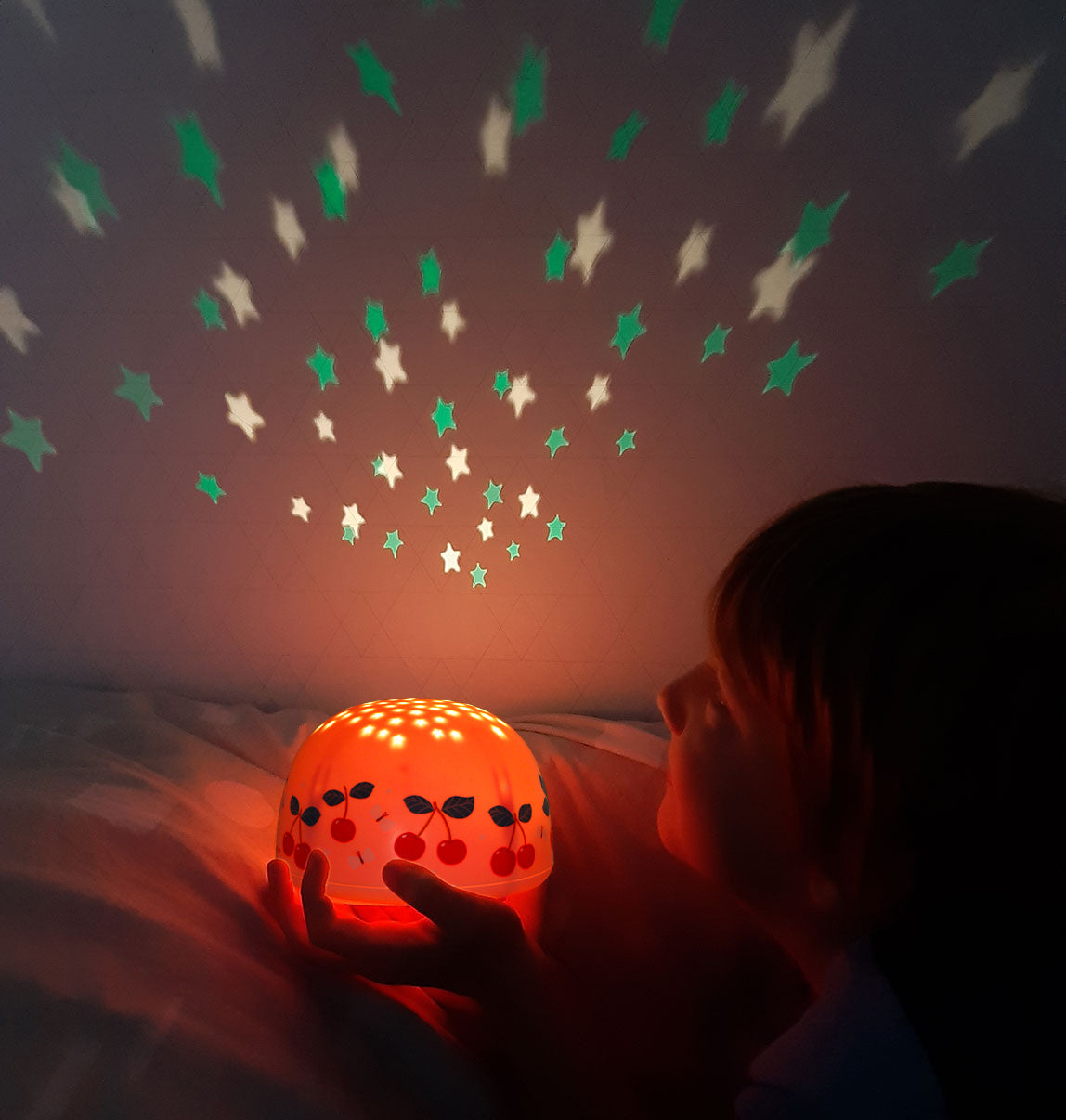 Veilleuse projecteur - Cerises – vue 4 – A Little Lovely Company
