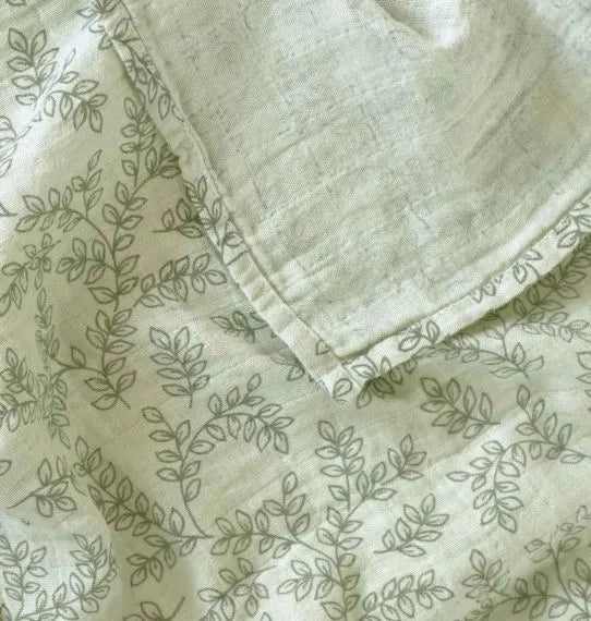Lot de 2 langes en coton bio - Feuilles Sauge – vue 4 – A Little Lovely Company