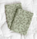 Lot de 2 langes en coton bio - Feuilles Sauge – vue 6 – A Little Lovely Company