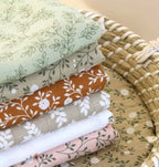 Lot de 2 langes en coton bio - Feuilles Taupe – vue 10 – A Little Lovely Company