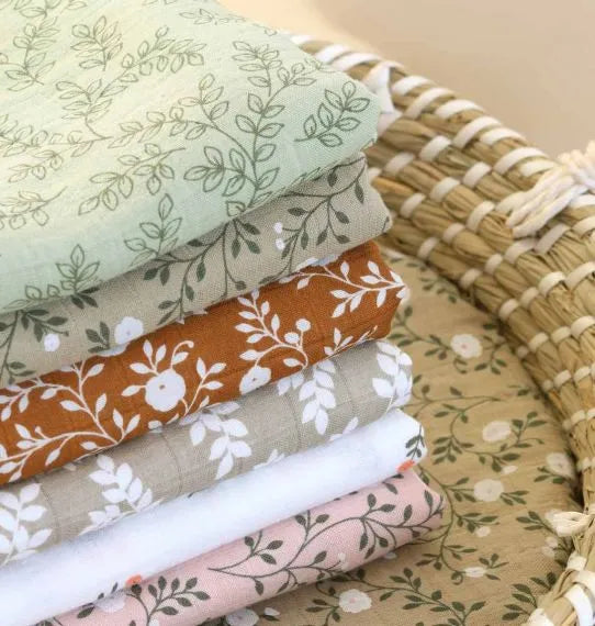 Lot de 2 langes en coton bio - Fleurs Rose – vue 5 – A Little Lovely Company