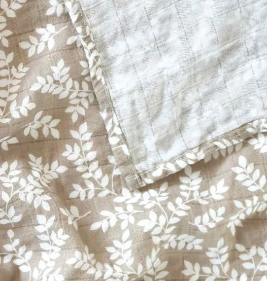 Lot de 2 langes en coton bio - Feuilles Taupe – vue 7 – A Little Lovely Company
