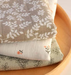 Lot de 2 langes en coton bio - Feuilles Taupe – vue 6 – A Little Lovely Company