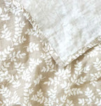 Lot de 2 langes en coton bio - Feuilles Taupe – vue 4 – A Little Lovely Company