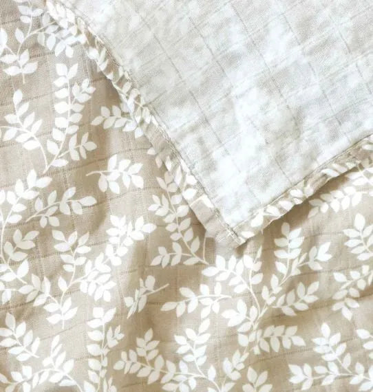 Lot de 2 langes en coton bio - Feuilles Taupe – vue 4 – A Little Lovely Company