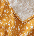 Lot de 2 langes en coton bio - Fleurs Caramel – vue 5 – A Little Lovely Company