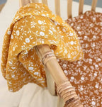 Lot de 2 langes en coton bio - Fleurs Caramel – vue 2 – A Little Lovely Company