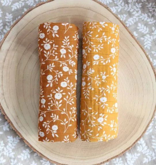 Lot de 2 langes en coton bio - Fleurs Caramel – vue 3 – A Little Lovely Company