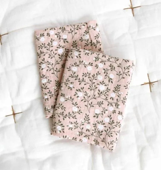 Lot de 2 langes en coton bio - Fleurs Rose – vue 3 – A Little Lovely Company