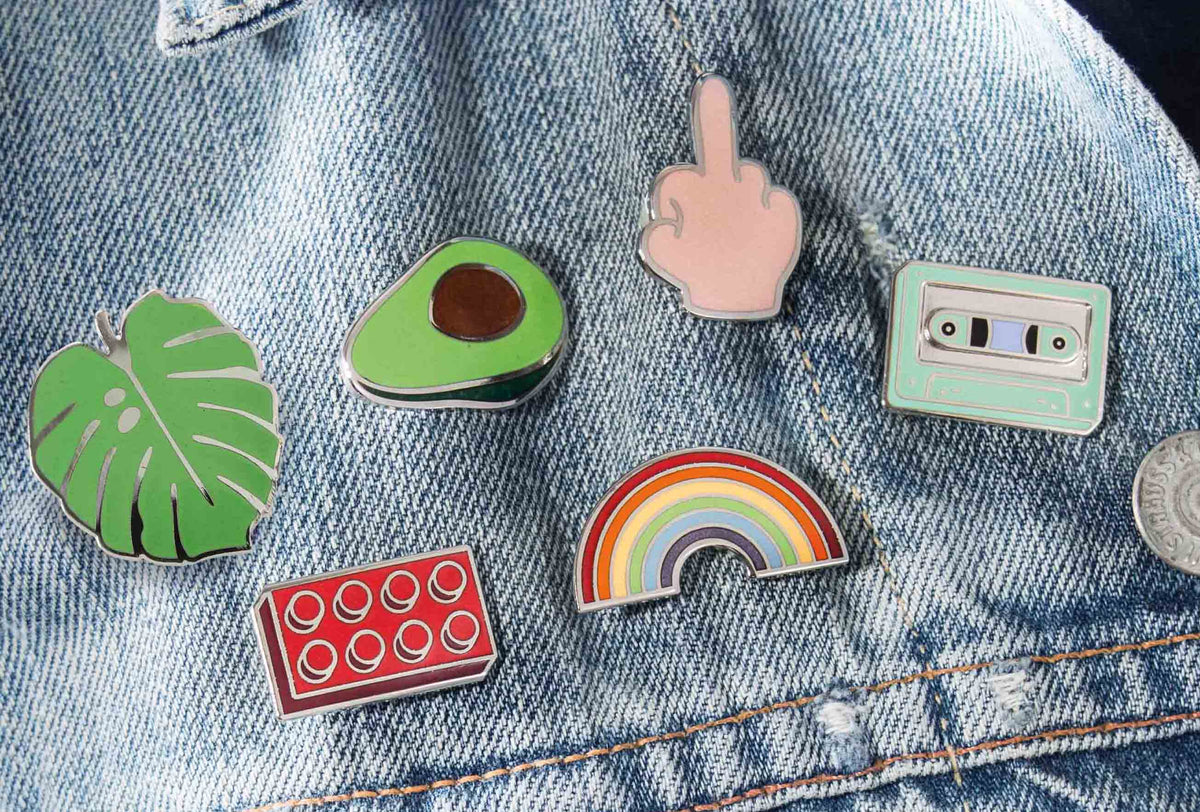 Pin's Doigt d'Honneur Pintastic – vue produit 3