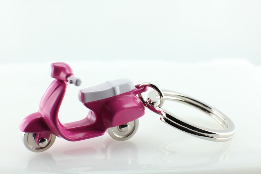 Oggetto regalo di design – porte cles scooter retro rose metalmorphose 