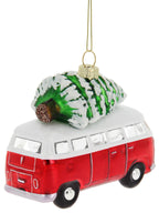 Weihnachtsdekoration für einen rot-weißen VW T1 Bus mit Weihnachtsbaum
