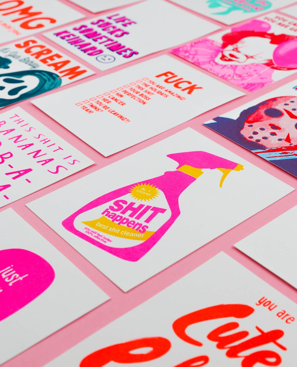 Carte Postale Rhizographie Spray Nettoyant “Shit Happens” | Objetos de diseño y regalos originales