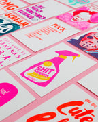 Carte Postale Rhizographie Spray Nettoyant “Shit Happens” | Objetos de diseño y regalos originales