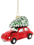 Roter VW Käfer als Weihnachtsdekoration mit Weihnachtsbaum