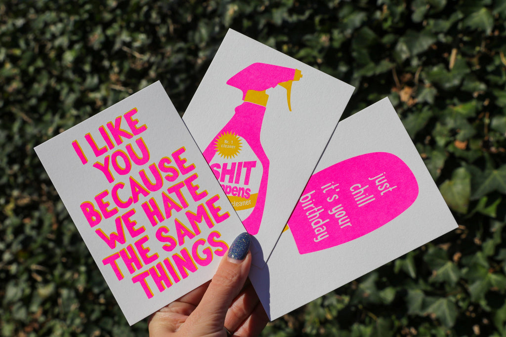 Carte Postale Rhizographie Spray Nettoyant “Shit Happens” | Objetos de diseño y regalos originales