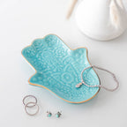 Kleine Schmuckschale aus türkisfarbener Keramik mit Hamsa-Hand