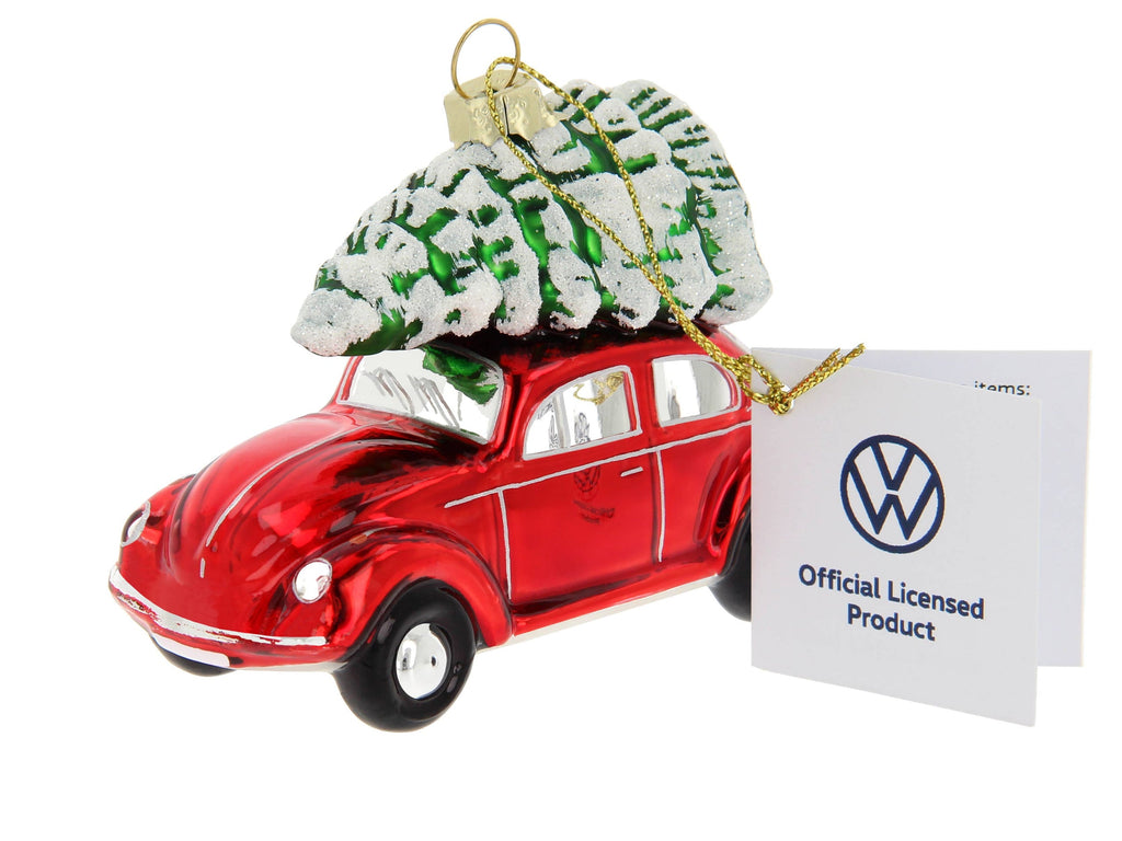 Roter VW Käfer als Weihnachtsdekoration mit Weihnachtsbaum