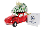 Roter VW Käfer als Weihnachtsdekoration mit Weihnachtsbaum