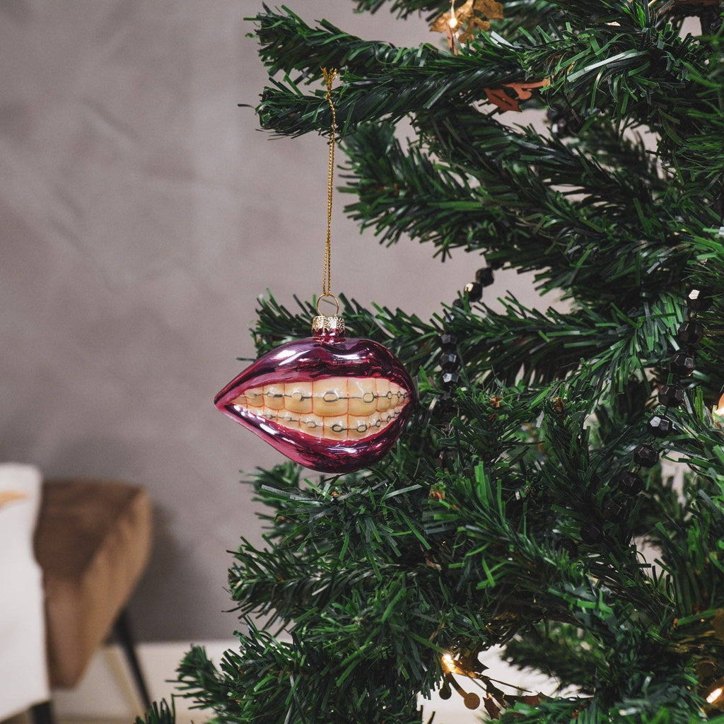 Weihnachtskugel Mund mit Zahnspange