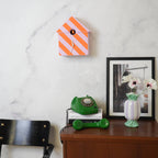 Uhr – Kuckucksuhr für die Wand – Muster – Orange/Rosa – 24 x 27 x 9 cm