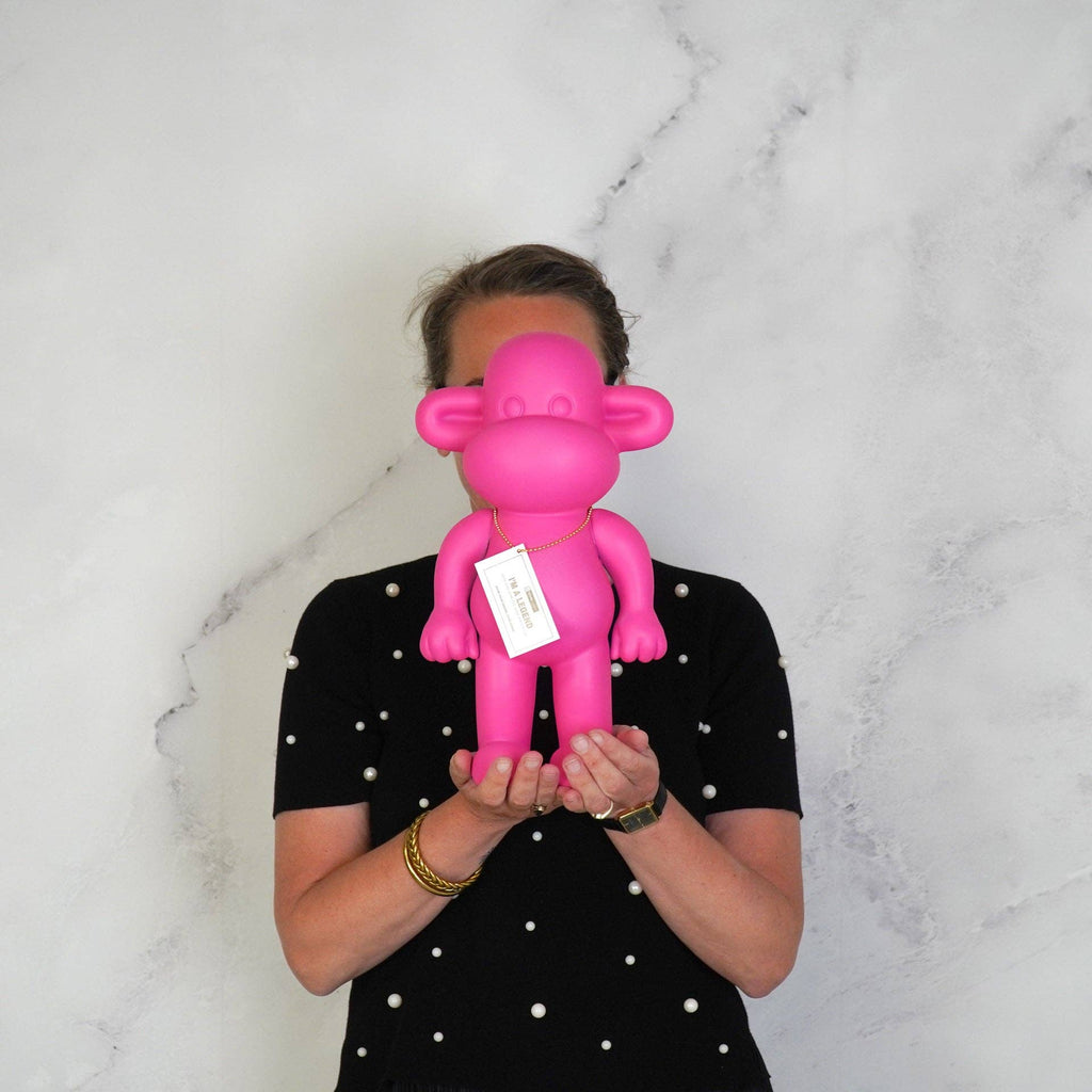 Ornement - Figurine Singe 'La Légende' - Résine de poly - Rose - 20,5x13,5x35cm | Designproducten en originele cadeaus