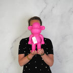 Ornement - Figurine Singe 'La Légende' - Résine de poly - Rose - 20,5x13,5x35cm | Designproducten en originele cadeaus
