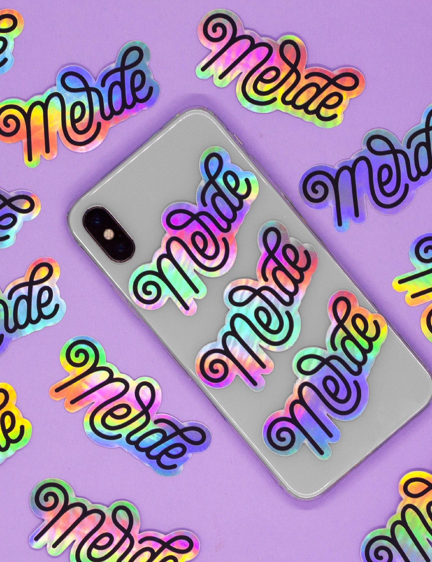 Designcadeau – Autocollant – LETTRAGE HOLOGRAPHIQUE ARC-EN-CIEL FRANÇAIS Merde | Joanna Behar – vue 1