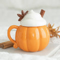 Tasse d'automne crème citrouille avec couvercle
