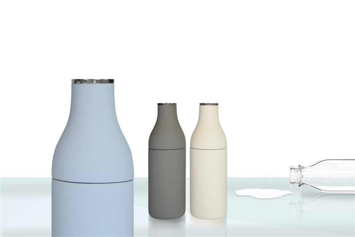 Moulin à épices «Milk Bottle», hêtre laqué bleu azur mat