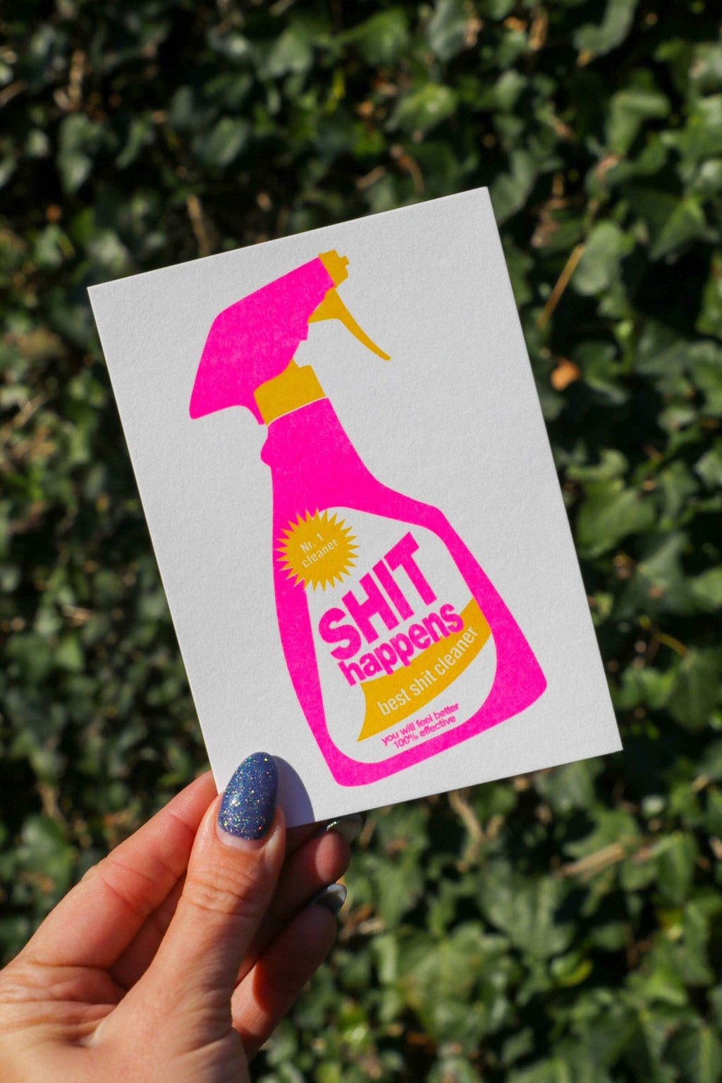 Carte Postale Rhizographie Spray Nettoyant “Shit Happens” | Objetos de diseño y regalos originales