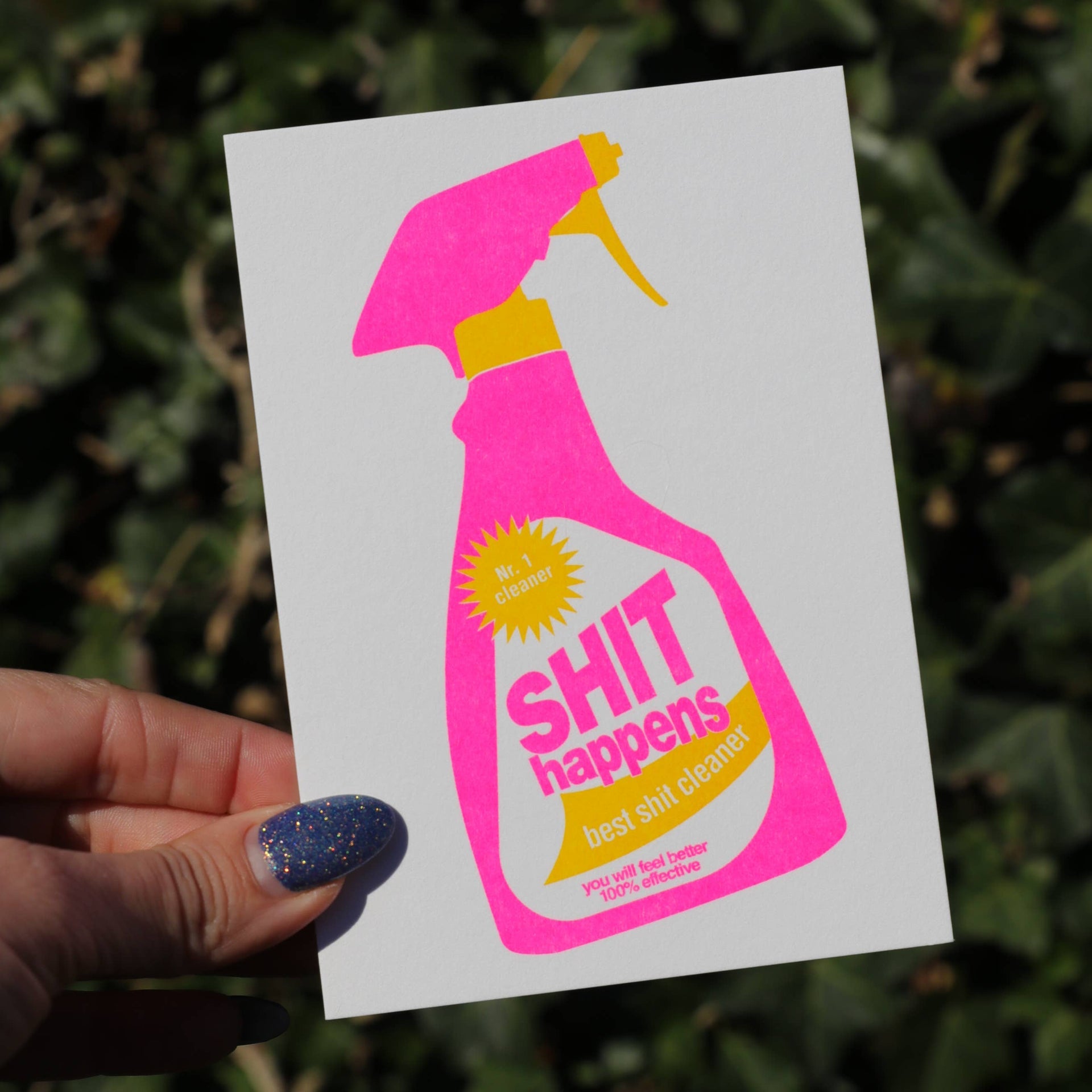 Carte Postale Rhizographie Spray Nettoyant “Shit Happens” | Objetos de diseño y regalos originales