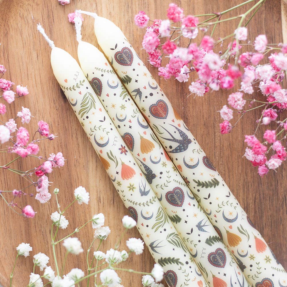 Set mit 3 cremefarbenen Kerzen mit floralem Folk-Muster