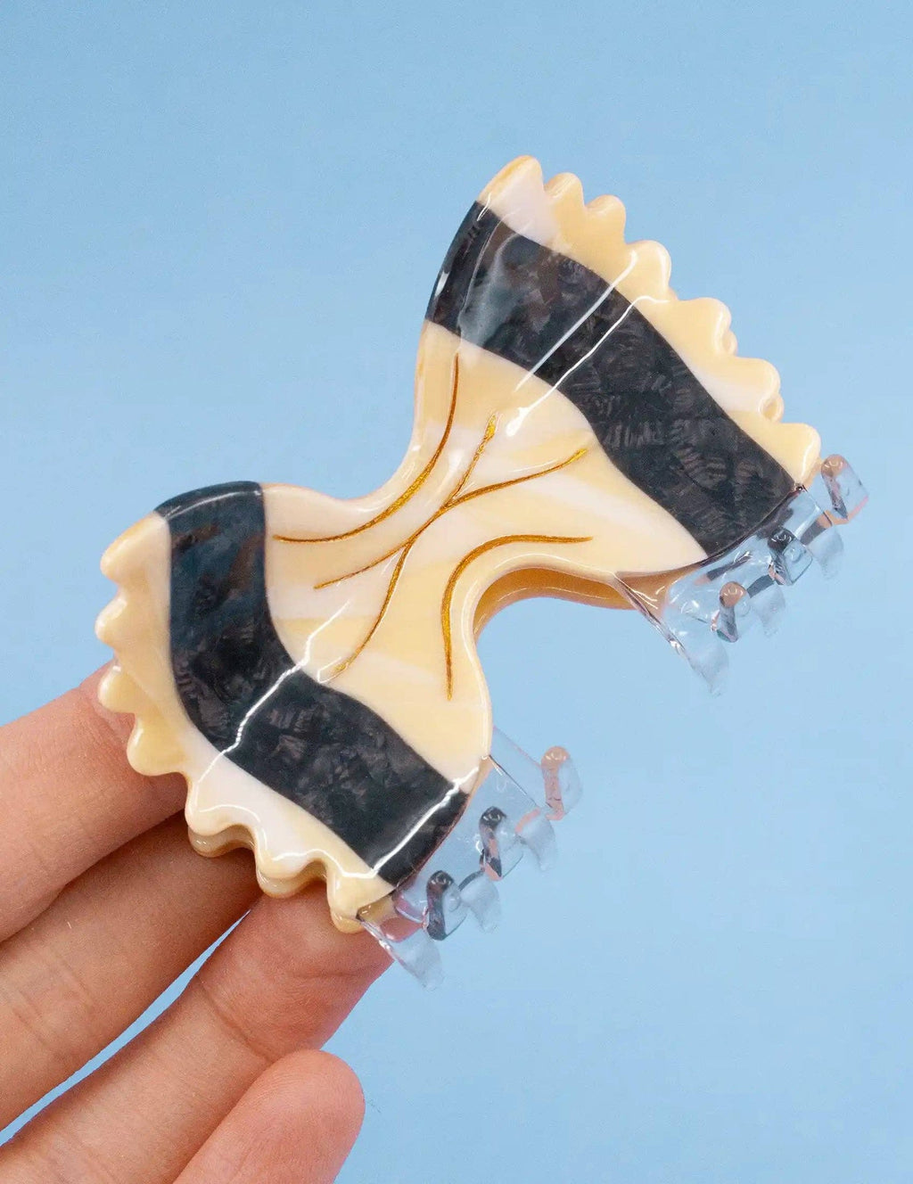 Design-lahja – NOUVEAU ! Pince à – cheveux en forme de nœud papillon farfalle: Farfalle à l'encre de seiche | Joanna Behar – vue 1