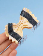 Design-lahja – NOUVEAU ! Pince à – cheveux en forme de nœud papillon farfalle: Farfalle à l'encre de seiche | Joanna Behar – vue 1