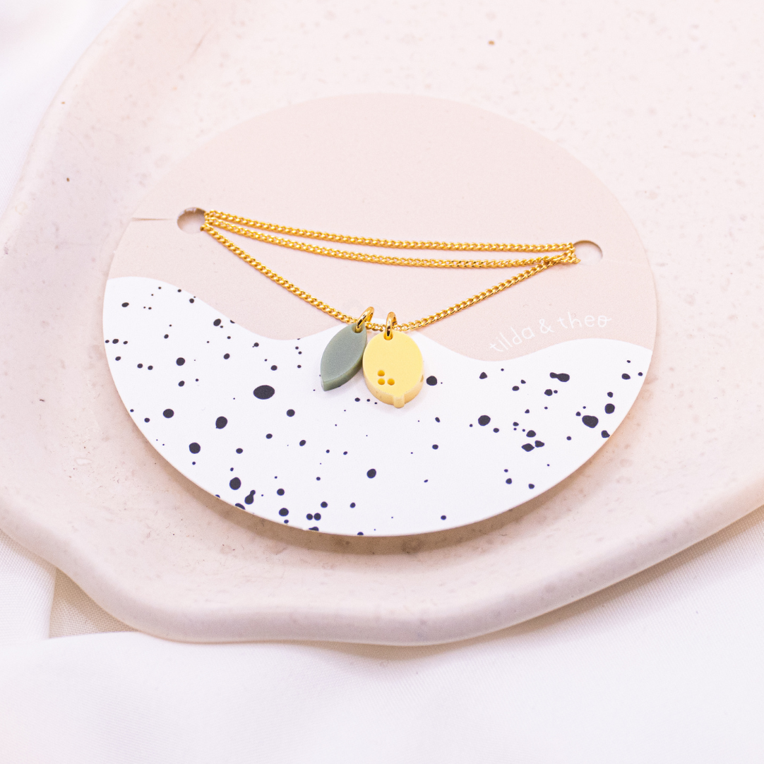 collier en acrylique citron chaine a fruits legere en metal dore 18 carats 
