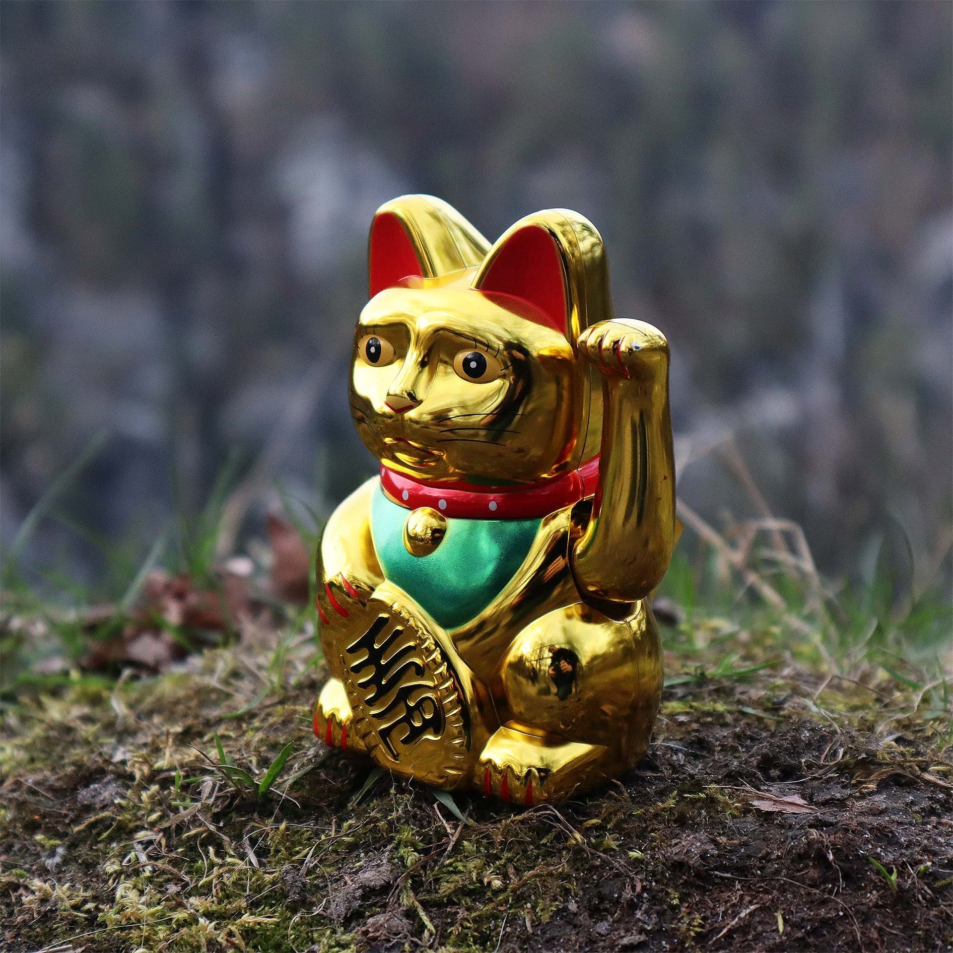 Chat chanceux solaire doré 10,5 cm