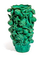 Große, hellblaue, krakelierte Keramikvase mit Muschelmotiv.