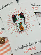 Oggetto regalo di design – Pin's Chat Chanceux Mignon - le Chat Chanceux