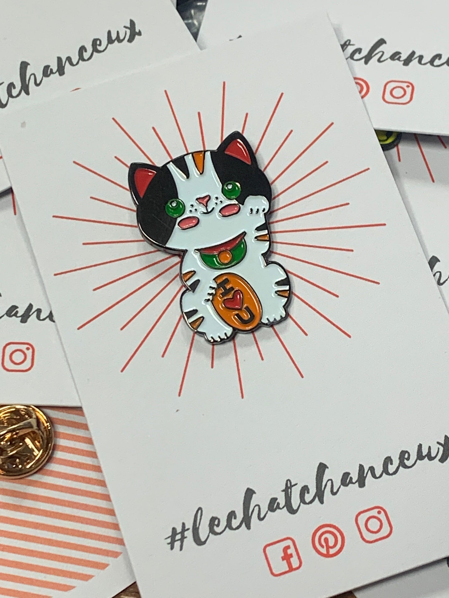 Oggetto regalo di design – Pin's Chat Chanceux Mignon - le Chat Chanceux