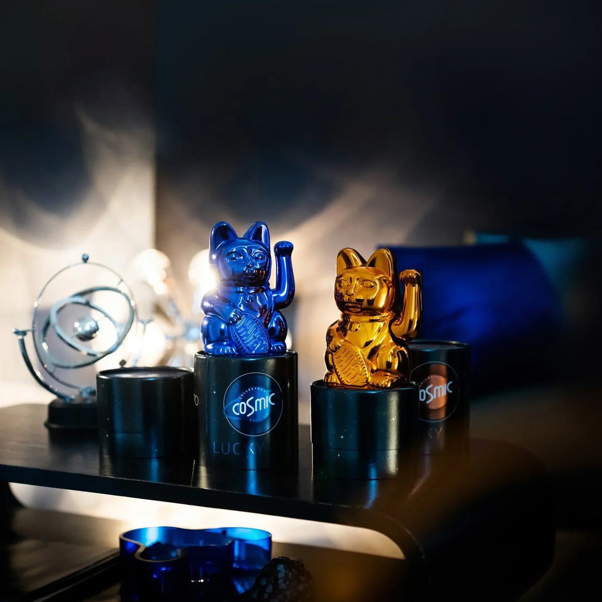 Chat Chanceux Bleu Brillant - Cosmic Edition
