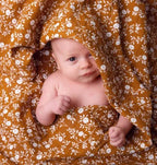 Lange XL en coton bio - Fleurs Caramel – vue 8 – A Little Lovely Company