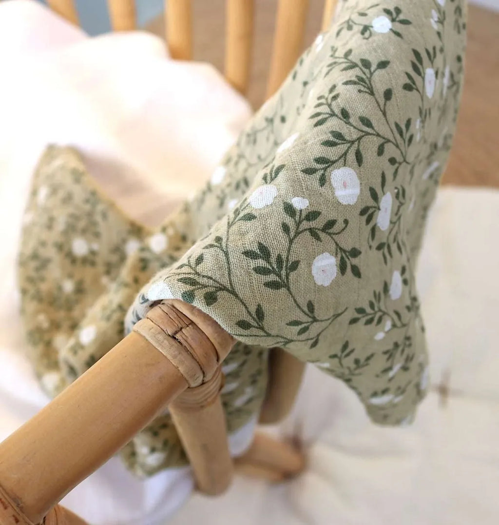 Lange XL en coton bio - Fleurs Sauge – vue 3 – A Little Lovely Company